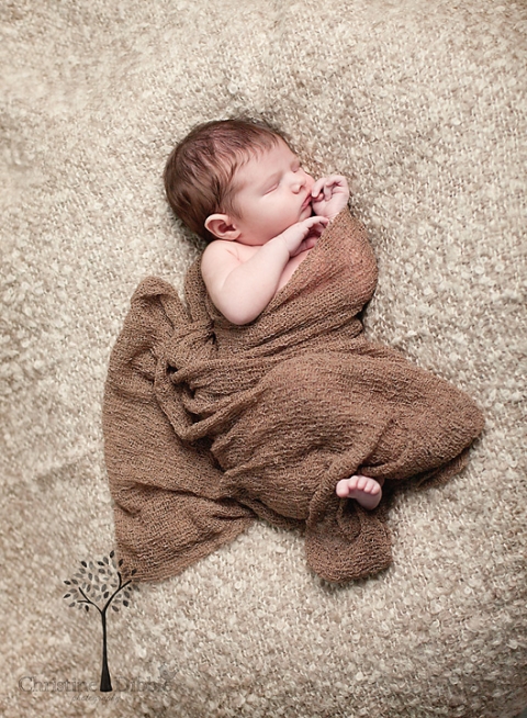 natural style pose newborn