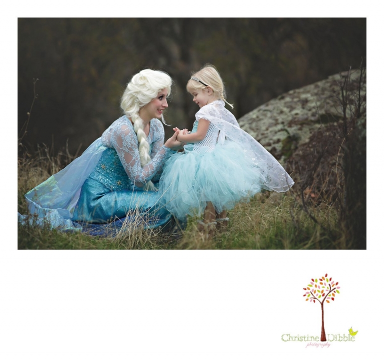 Sonora Elsa photographer Christine Dibble Photography photographs the beautiful princess Elsa of Crown and Cake as she talks to a young fan.