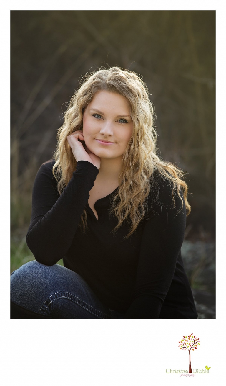 Sonora and Summerville High School senior portrait photographer Christine Dibble Photography takes outdoor photos of a beautiful senior girl in casual, country-style clothes.