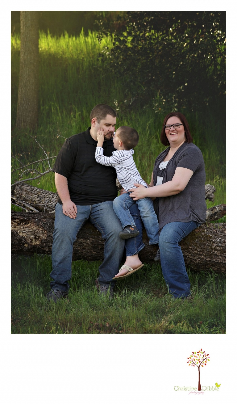 Sonora family photographer Christine Dibble Photography takes outdoor family photos at Indigeny Reserve of a little boy trying to kiss his dad.