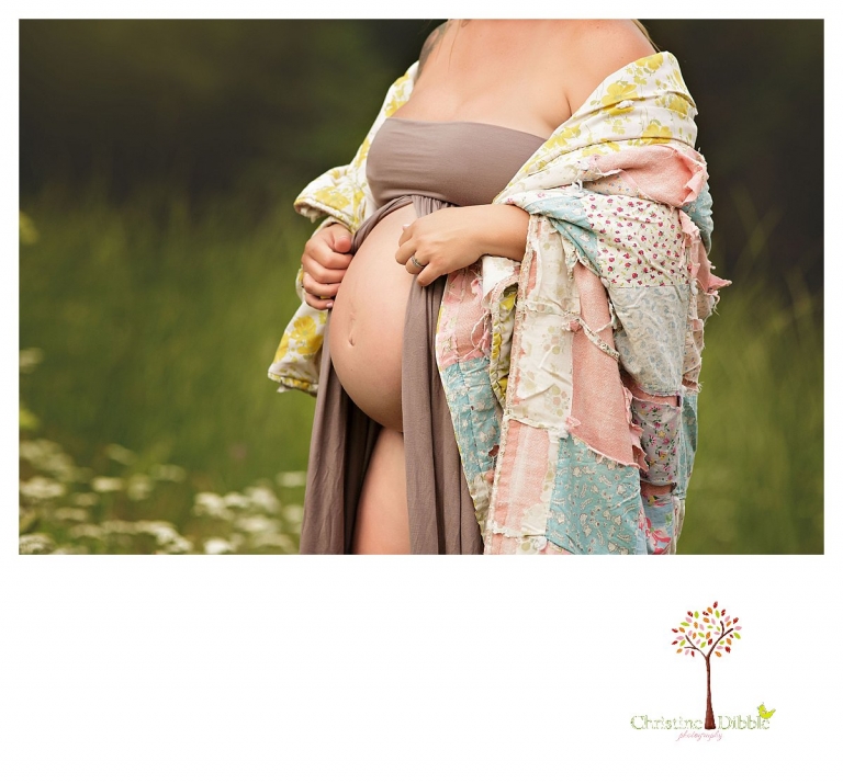Sonora maternity photographer Christine Dibble Photography takes portraits of a pregnant mother as she is wrapped in a sentimental quilt.