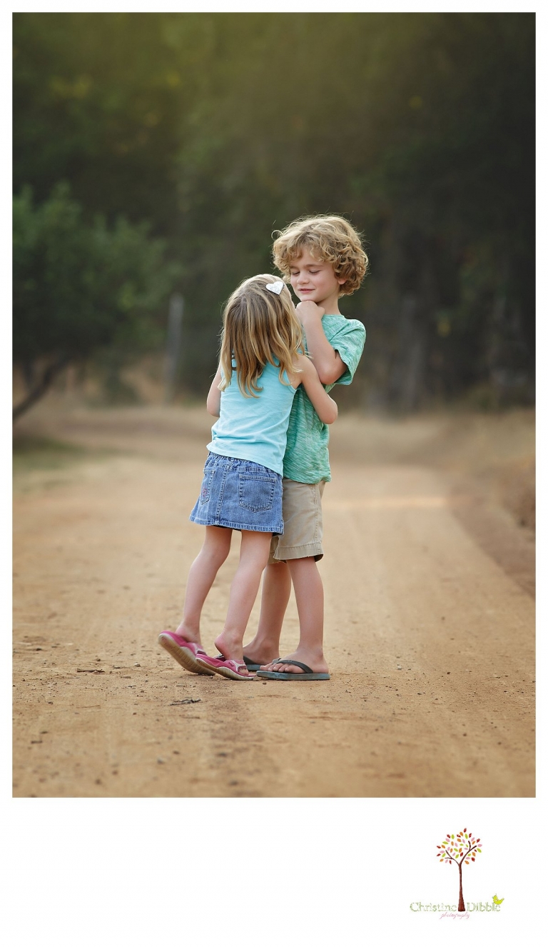 Sonora family photographer Christine Dibble Photography takes sibling photos during an Indigeny family portrait session.