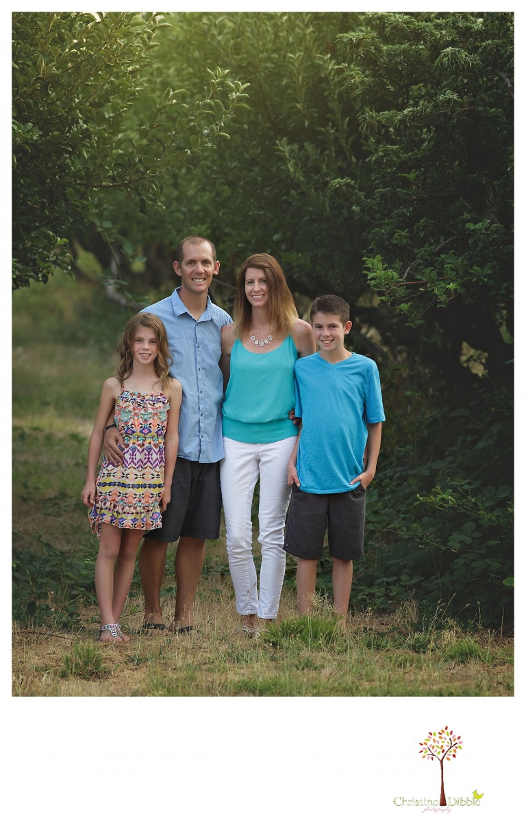 Sonora family photographer Christine Dibble Photography takes family portraits in the apple orchard at Indigeny Reserve.