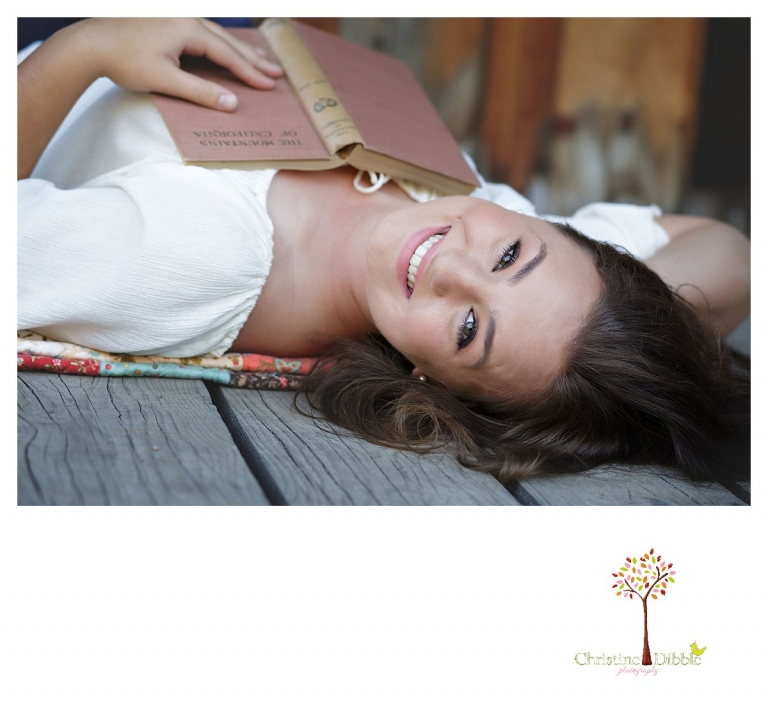 Senior portraits in Sonora taken of a Summerville Class of 2016 senior by Christine Dibble Photography captures a girl and her love of books.