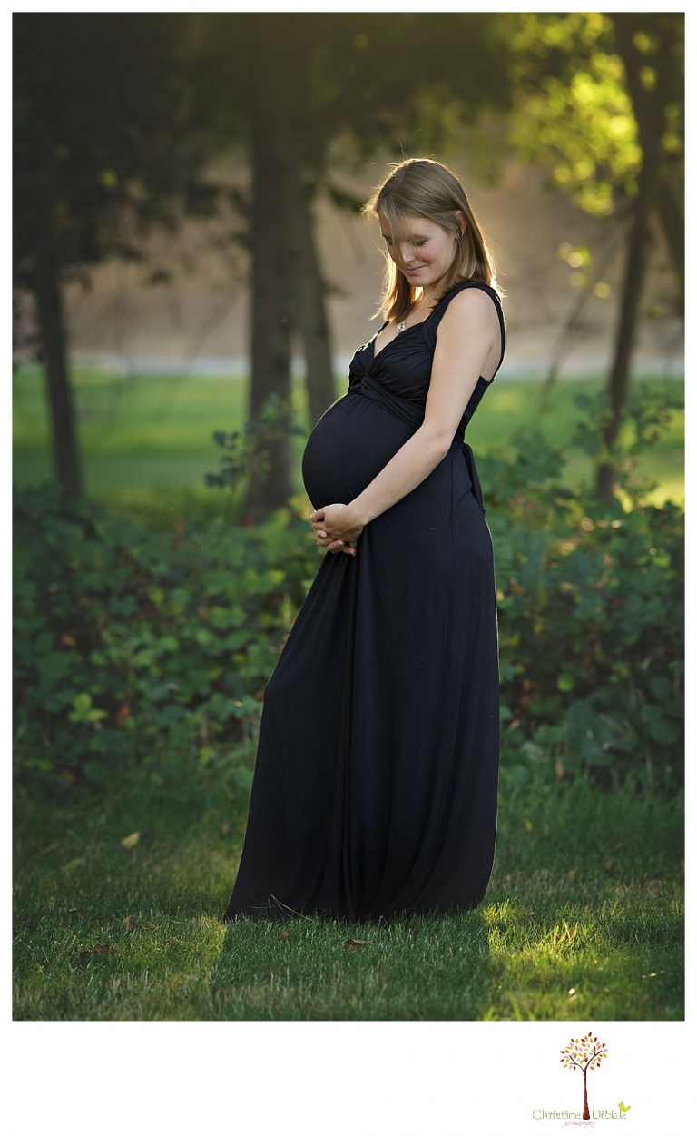 Sonora maternity photographer Christine Dibble Photography takes baby bump belly photos in an Indigeny Reserve maternity portrait session.