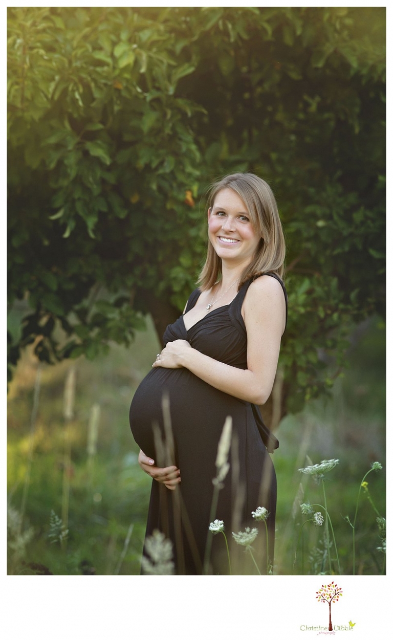 Sonora maternity photographer Christine Dibble Photography takes baby bump belly photos in an Indigeny Reserve maternity portrait session.
