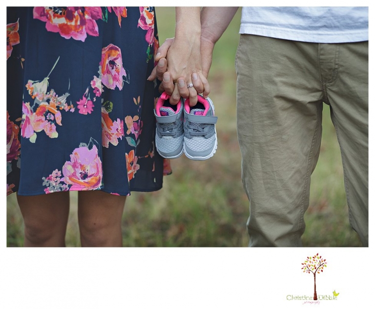 Sonora maternity photographer Christine Dibble Photography takes baby bump belly photos in an Indigeny Reserve maternity portrait session.