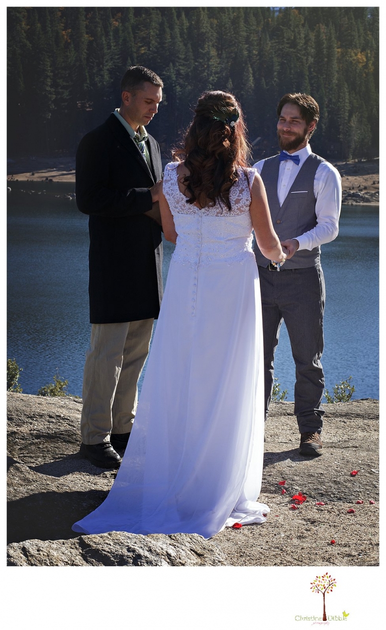 Sonora and Pinecrest wedding photographer Christine Dibble Photography takes wedding photos at a Pinecrest elopement including the cliffside ceremony.