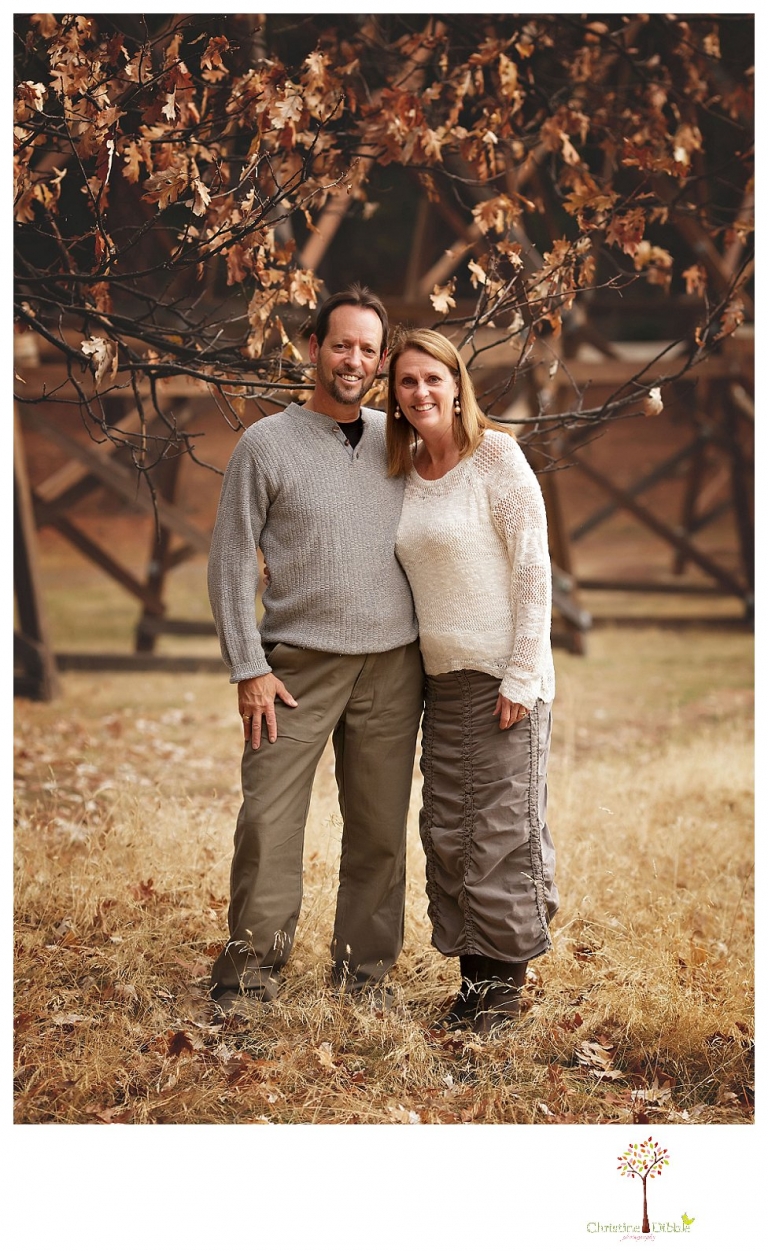 Sonora Family Photographer Christine Dibble Photography takes family portraits of an extended family on Thanksgiving weekend in a field in Twain Harte in snow flurries.