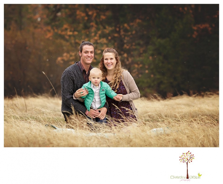 Sonora Family Photographer Christine Dibble Photography takes family portraits of an extended family on Thanksgiving weekend in a field in Twain Harte in snow flurries.