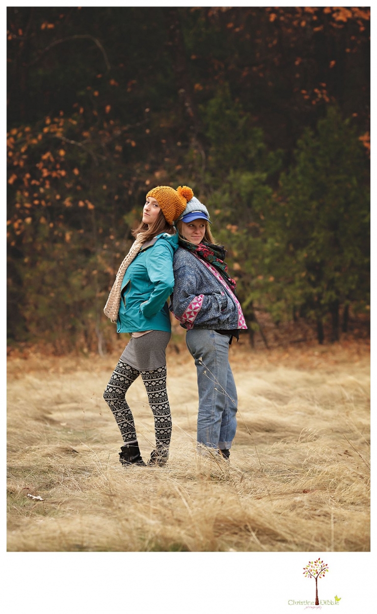 Sonora Family Photographer Christine Dibble Photography takes family portraits of an extended family on Thanksgiving weekend in a field in Twain Harte in snow flurries.