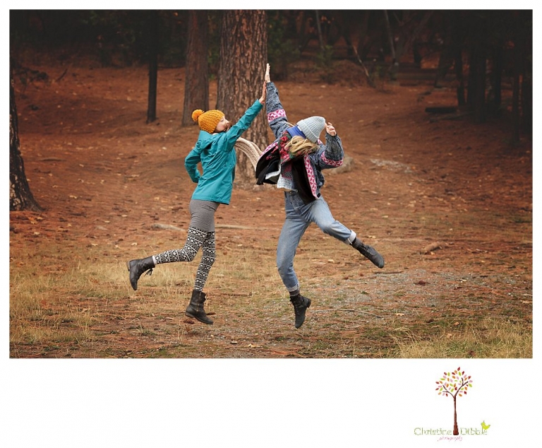 Sonora Family Photographer Christine Dibble Photography takes family portraits of an extended family on Thanksgiving weekend in a field in Twain Harte in snow flurries.