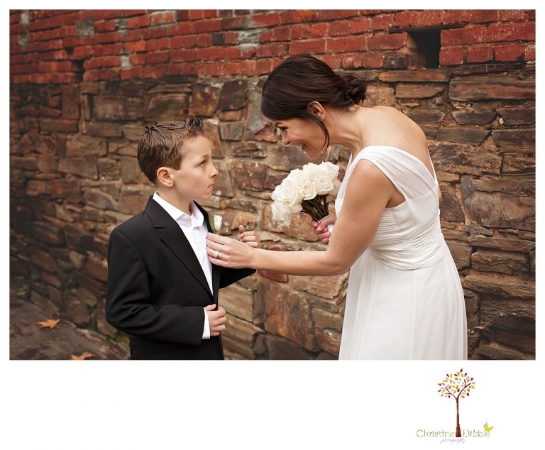 Sonora Wedding Photographer Christine Dibble Photography takes wedding portraits at an outdoor winter rainy wedding at the Tuolumne County Museum courtyard and Emberz restaurant.