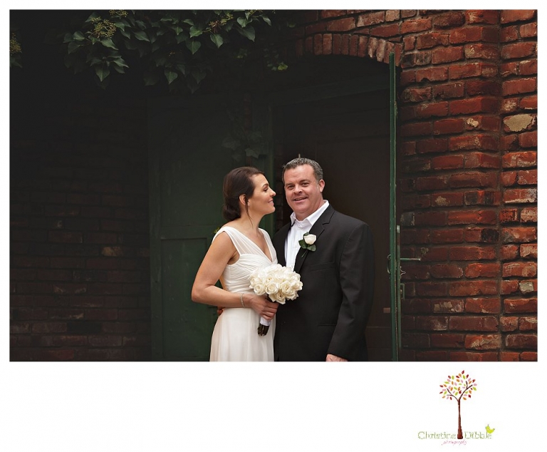 Sonora Wedding Photographer Christine Dibble Photography takes wedding portraits at an outdoor winter rainy wedding at the Tuolumne County Museum courtyard and Emberz restaurant.