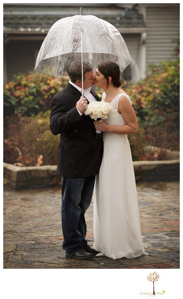 Sonora Wedding Photographer Christine Dibble Photography takes wedding portraits at an outdoor winter rainy wedding at the Tuolumne County Museum courtyard and Emberz restaurant.