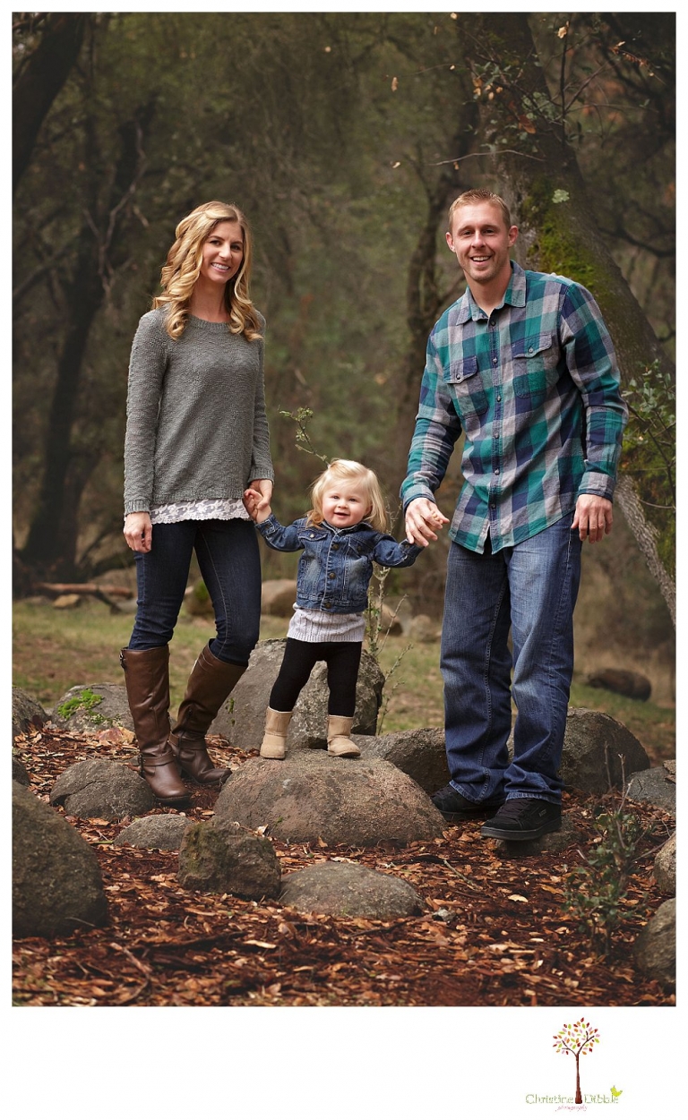 Sonora Family Photographer Christine Dibble Photography takes family portraits of an extended family as they gather to celebrate Christmas in Sonora near Indigeny Reserve.