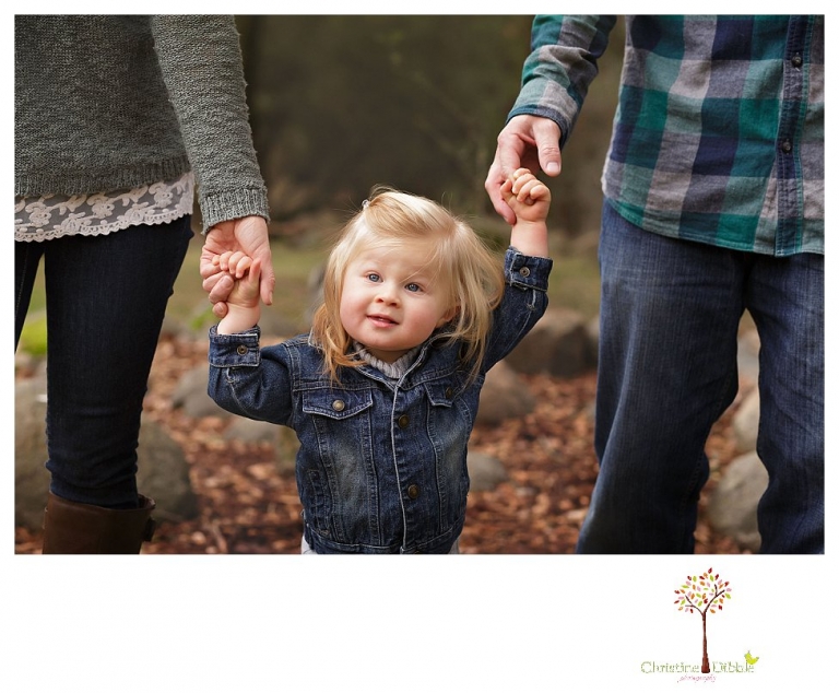 Sonora Family Photographer Christine Dibble Photography takes family portraits of an extended family as they gather to celebrate Christmas in Sonora near Indigeny Reserve.
