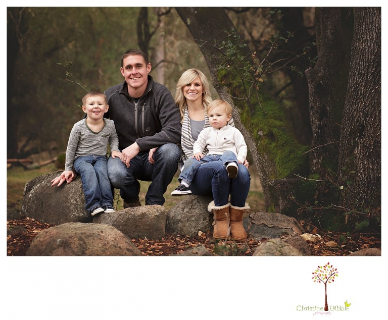 Sonora Family Photographer Christine Dibble Photography takes family portraits of an extended family as they gather to celebrate Christmas in Sonora near Indigeny Reserve.