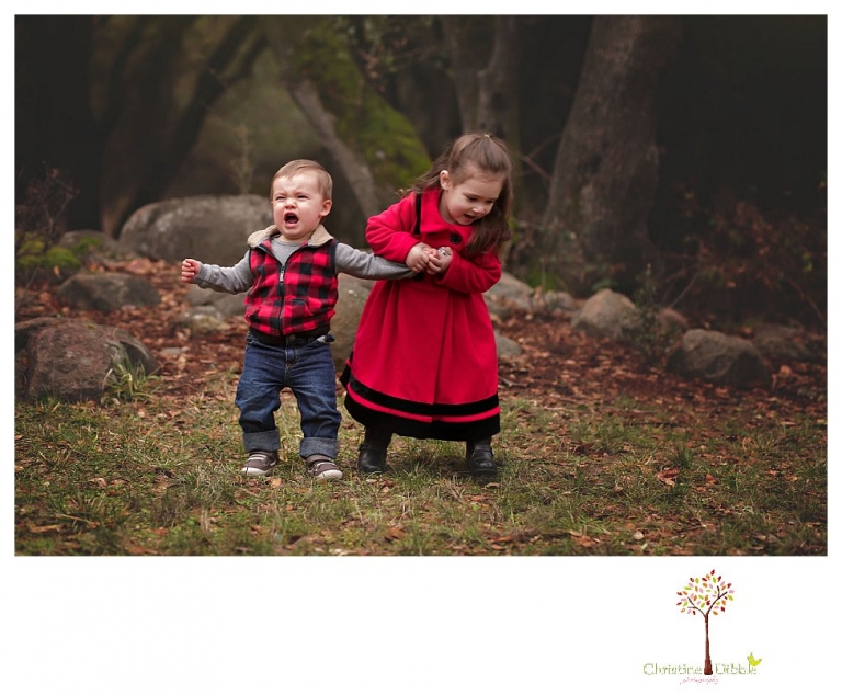 Sonora Family Photographer Christine Dibble Photography takes family portraits of an extended family as they gather to celebrate Christmas in Sonora near Indigeny Reserve.