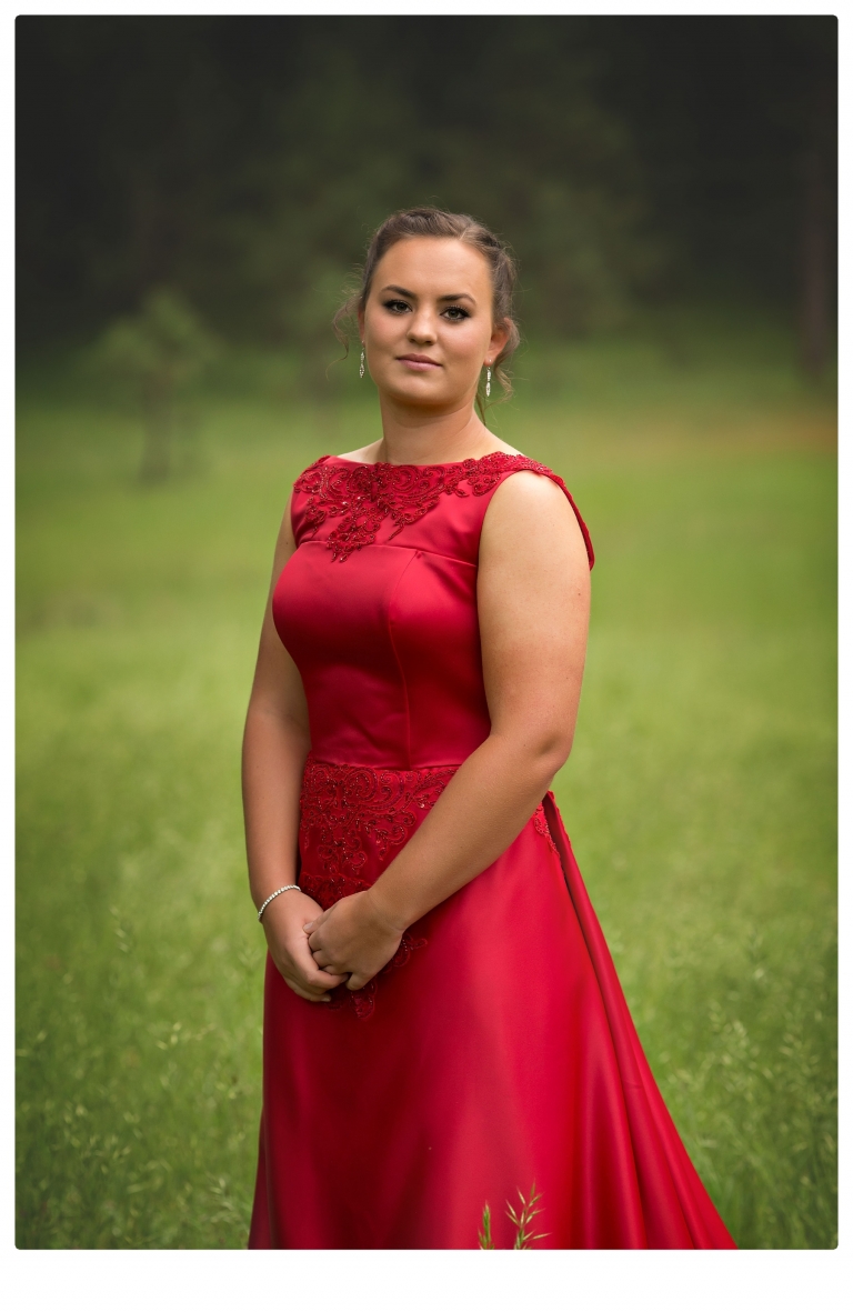 Sonora senior portrait photographer Christine Dibble Photography takes portraits of couples before the Summerville High School prom in a field wet from rain with a blue velvet chair.