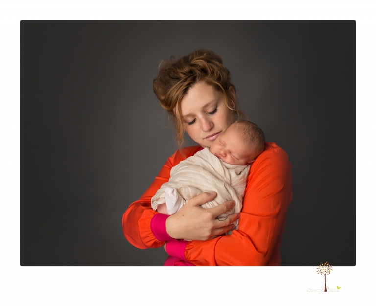 Best Sonora Newborn Photographer Christine Dibble Photography takes studio portraits of a baby sister with her parents and older sister and then posed newborn photos of baby alone.