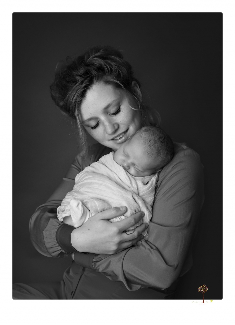 Best Sonora Newborn Photographer Christine Dibble Photography takes studio portraits of a baby sister with her parents and older sister and then posed newborn photos of baby alone.