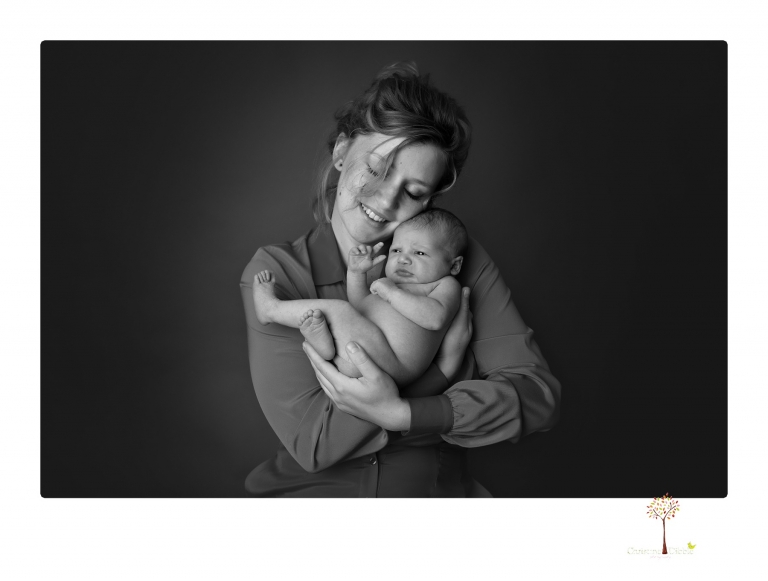 Best Sonora Newborn Photographer Christine Dibble Photography takes studio portraits of a baby sister with her parents and older sister and then posed newborn photos of baby alone.