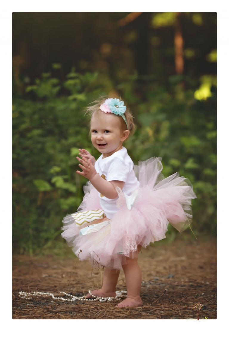 Sonora and Grass Valley family photographer Christine Dibble Photography takes first birthday cake smash photos of a baby girl and her family.  