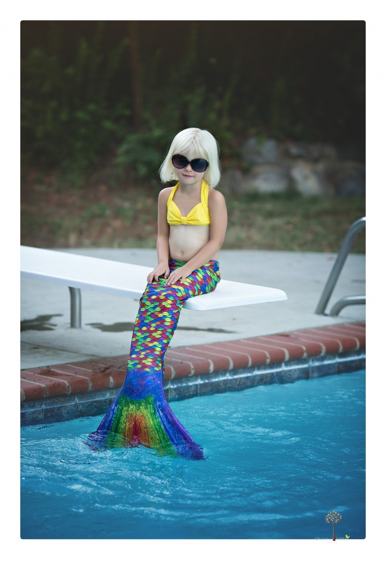 Sonora Child Photographer Christine Dibble Photography takes mermaid birthday photos of a five year old girl in her finfun mermaid tail in her swimming pool.
