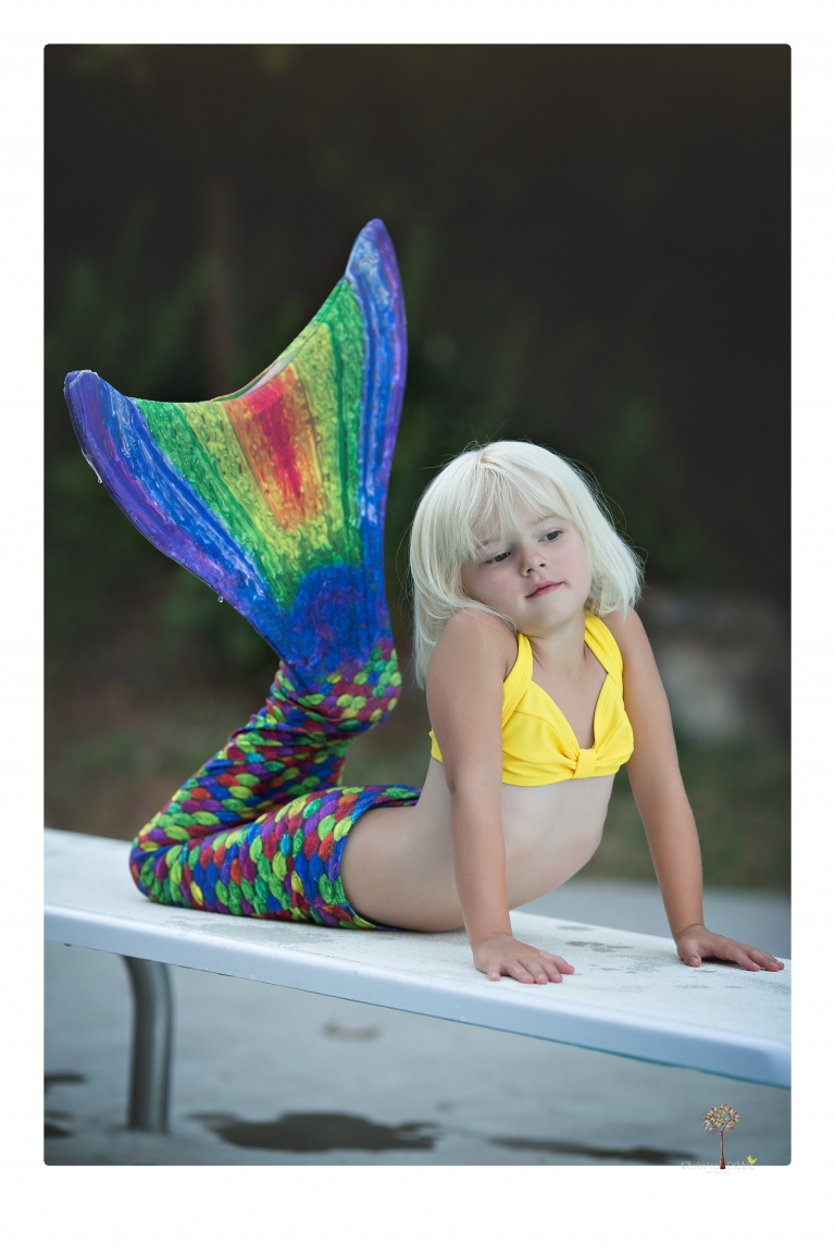 Sonora Child Photographer Christine Dibble Photography takes mermaid birthday photos of a five year old girl in her finfun mermaid tail in her swimming pool.