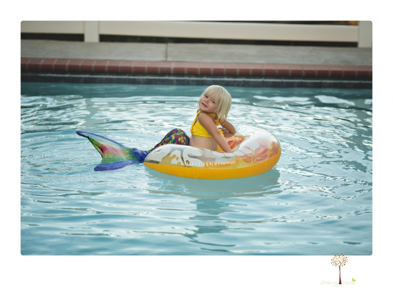 Sonora Child Photographer Christine Dibble Photography takes mermaid birthday photos of a five year old girl in her finfun mermaid tail in her swimming pool.