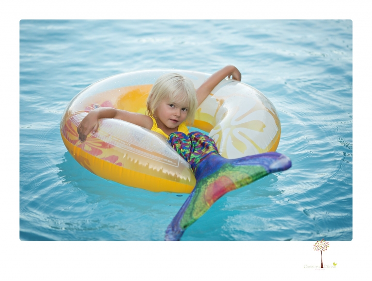 Sonora Child Photographer Christine Dibble Photography takes mermaid birthday photos of a five year old girl in her finfun mermaid tail in her swimming pool.