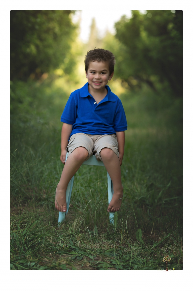 Sonora family photographer Christine Dibble Photography takes photos of a mom and her boys as they wander around Indigeny Reserve.