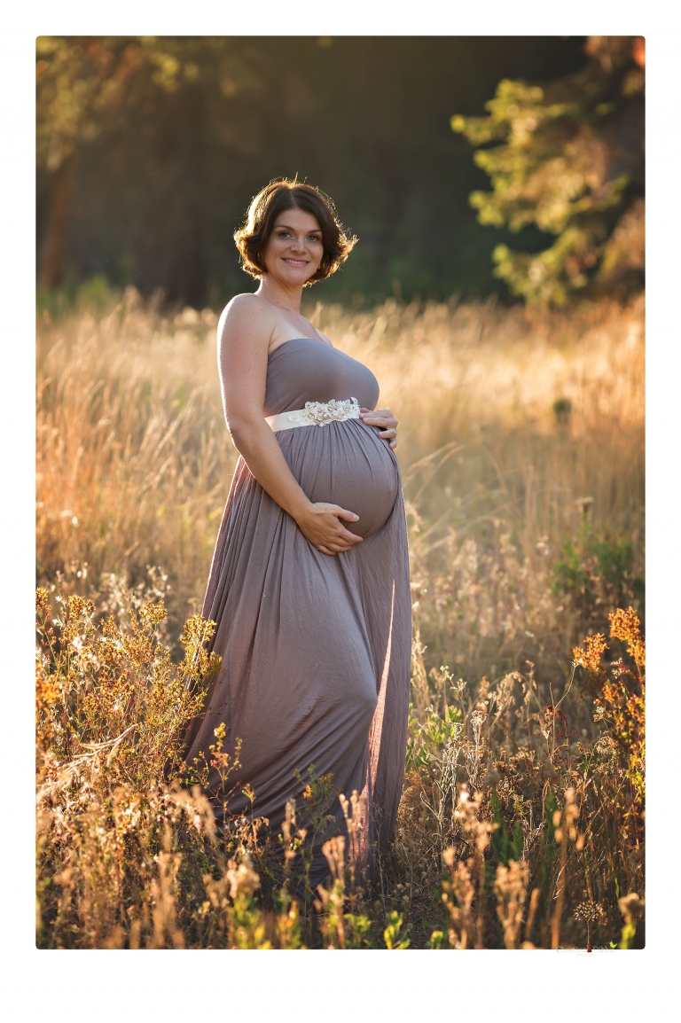 Sonora pregnancy photographer Christine Dibble Photography takes maternity portraits in golden sunlight outdoors of women wearing maternity dresses and tulle wraps.