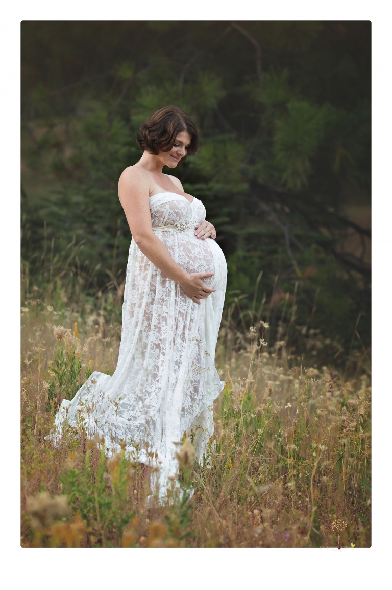 Sonora pregnancy photographer Christine Dibble Photography takes maternity portraits in golden sunlight outdoors of women wearing maternity dresses and tulle wraps.
