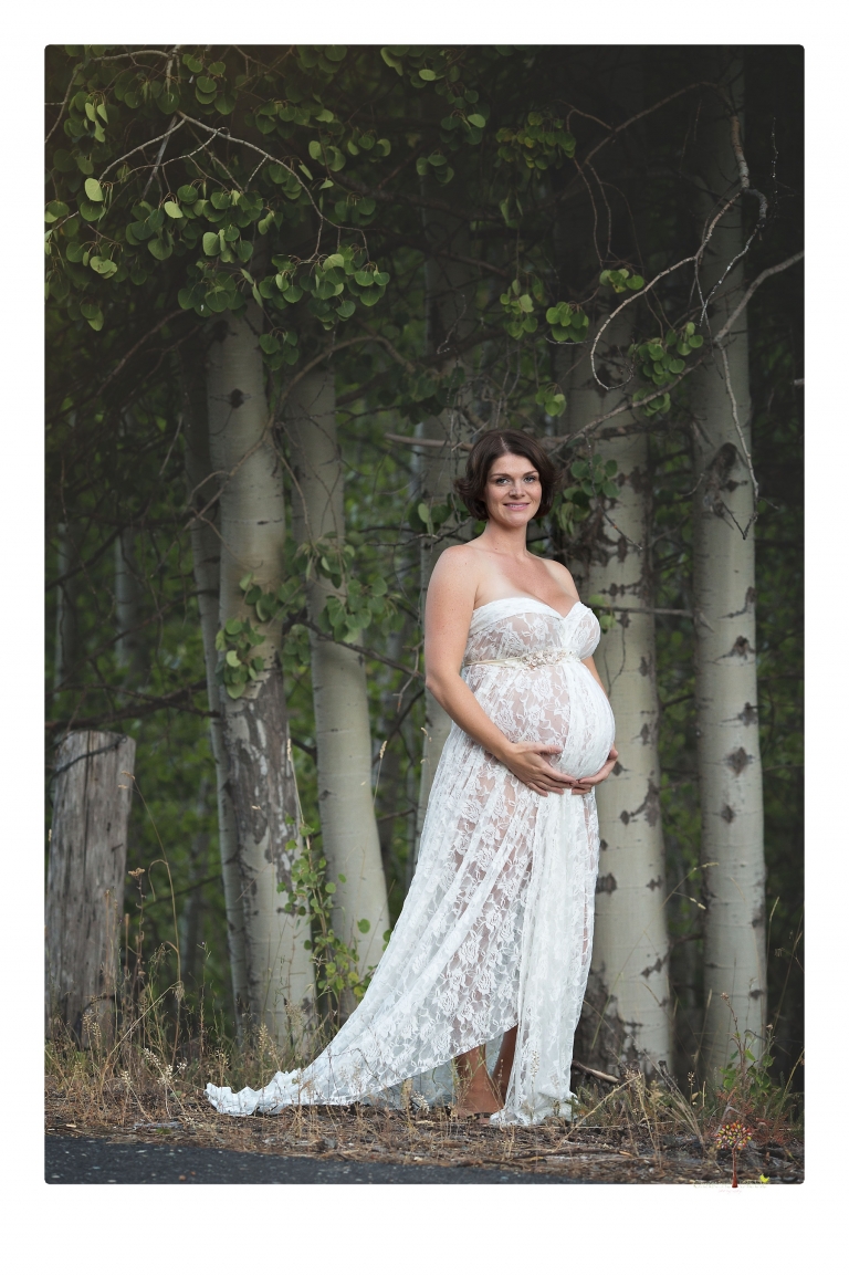 Sonora pregnancy photographer Christine Dibble Photography takes maternity portraits in golden sunlight outdoors of women wearing maternity dresses and tulle wraps.