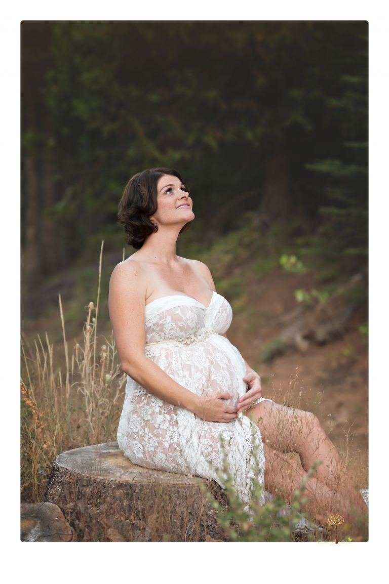 Sonora pregnancy photographer Christine Dibble Photography takes maternity portraits in golden sunlight outdoors of women wearing maternity dresses and tulle wraps.