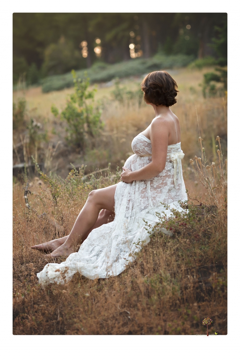 Sonora pregnancy photographer Christine Dibble Photography takes maternity portraits in golden sunlight outdoors of women wearing maternity dresses and tulle wraps.