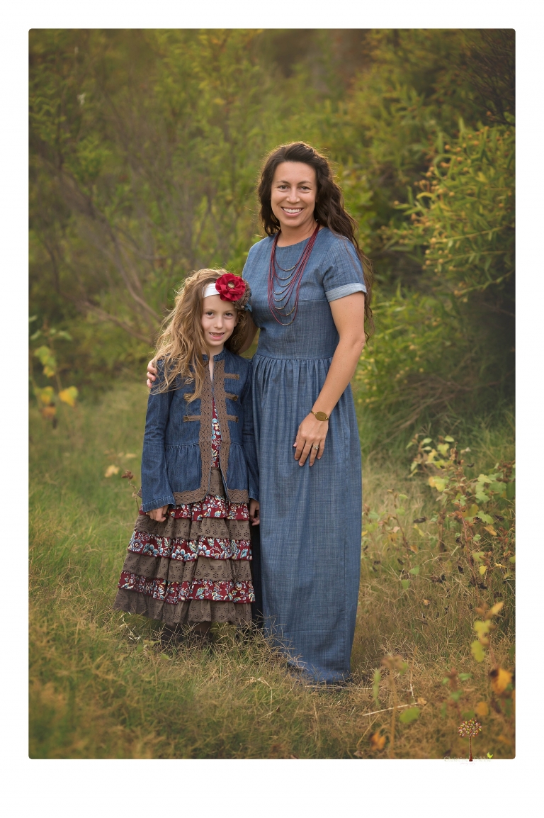 Sonora family photographer Christine Dibble Photography takes family portraits at Knights Ferry of a large family in perfectly coordinating outfits.
