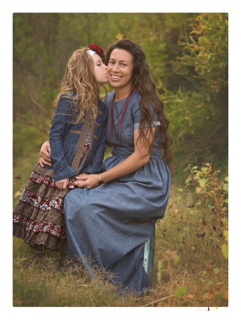 Sonora family photographer Christine Dibble Photography takes family portraits at Knights Ferry of a large family in perfectly coordinating outfits.