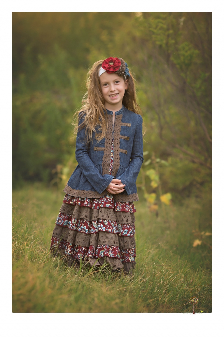 Sonora family photographer Christine Dibble Photography takes family portraits at Knights Ferry of a large family in perfectly coordinating outfits.