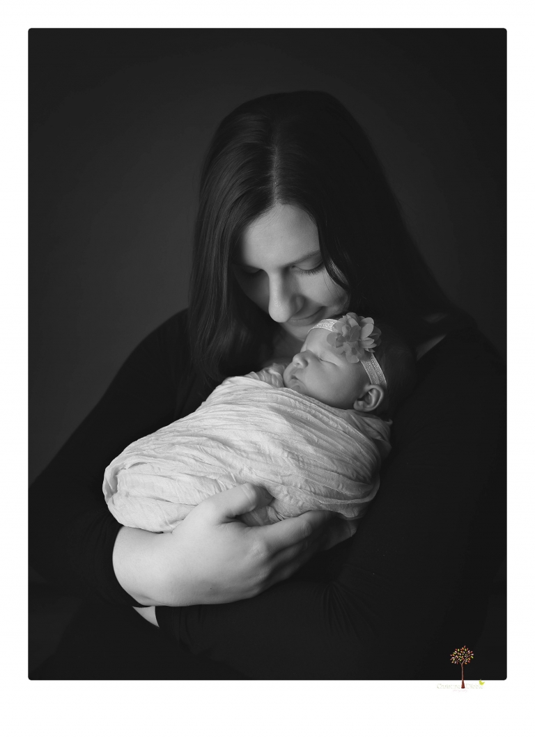 Best Sonora newborn photographer Christine Dibble Photography takes newborn portraits in her studio of a new baby sister and her big brothers and parents.