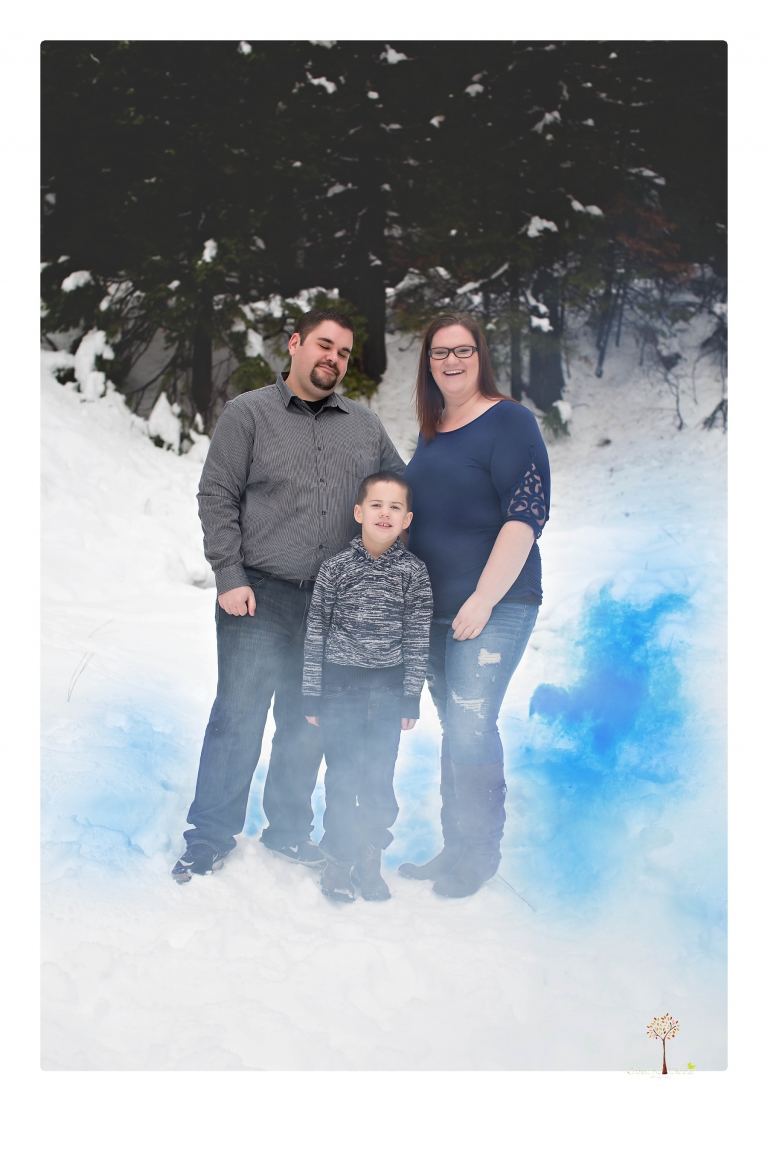 Sonora maternity photographer Christine Dibble Photography photographs a gender reveal session with colored smoke bombs in Long Barn in the snow.