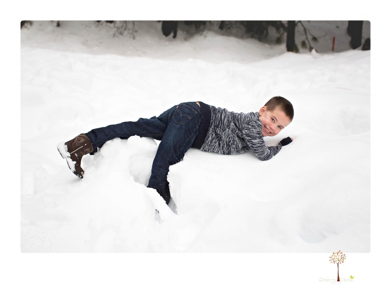 Sonora maternity photographer Christine Dibble Photography photographs a gender reveal session with colored smoke bombs in Long Barn in the snow.
