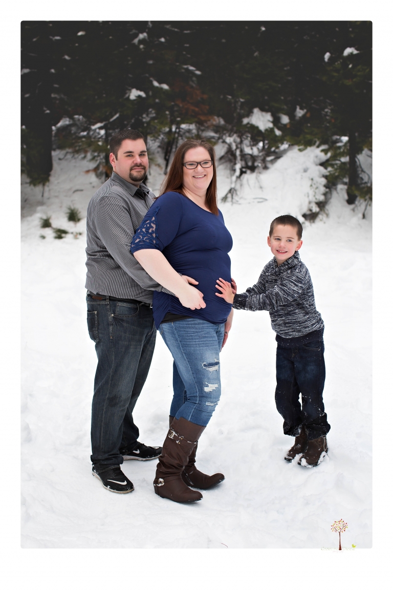 Sonora maternity photographer Christine Dibble Photography photographs a gender reveal session with colored smoke bombs in Long Barn in the snow.
