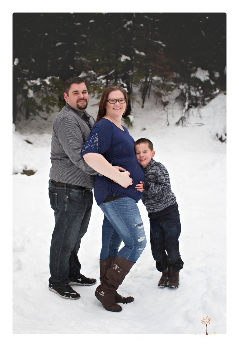 Sonora maternity photographer Christine Dibble Photography photographs a gender reveal session with colored smoke bombs in Long Barn in the snow.
