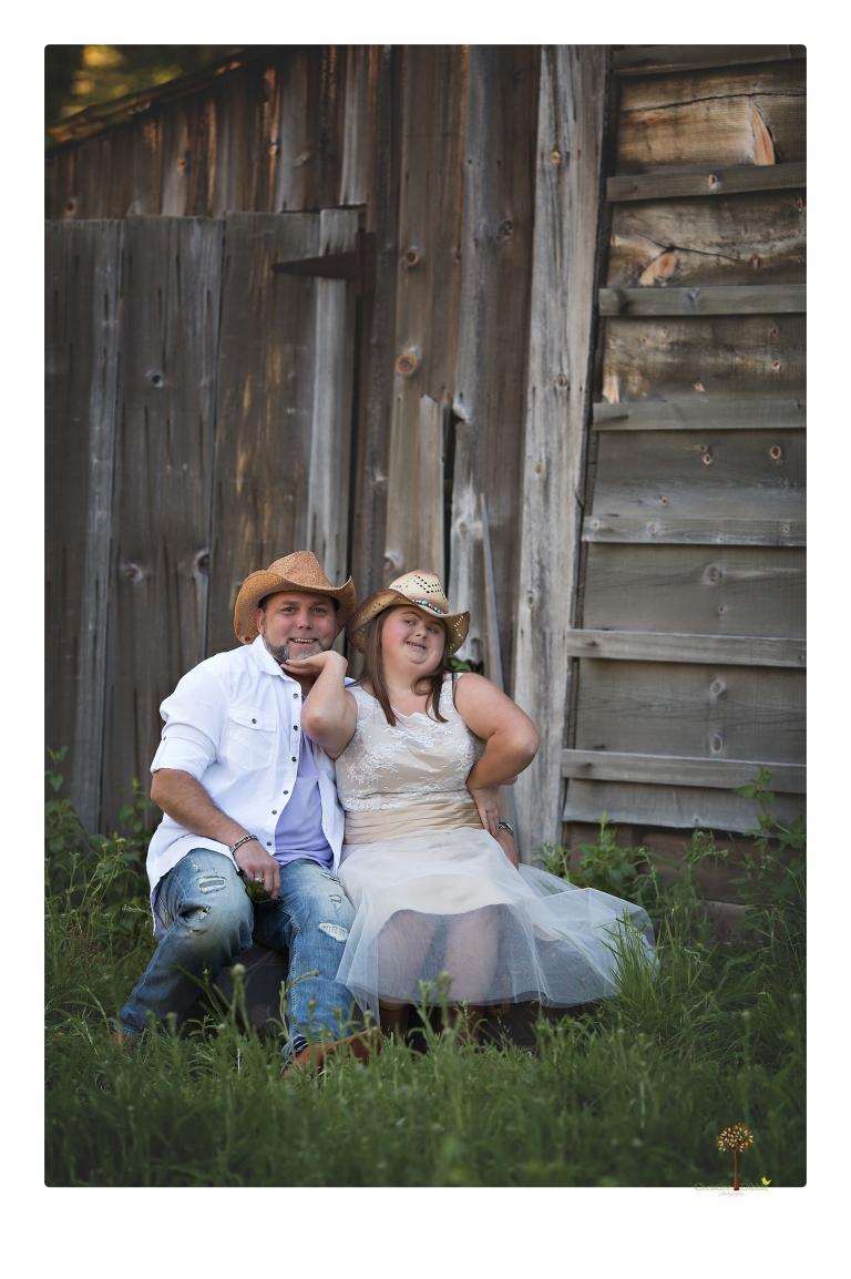 Sonora senior portrait photographer Christine Dibble Photography takes senior portraits of a girl in a lace dress with giant balloons on a velvet loveseat in a field.