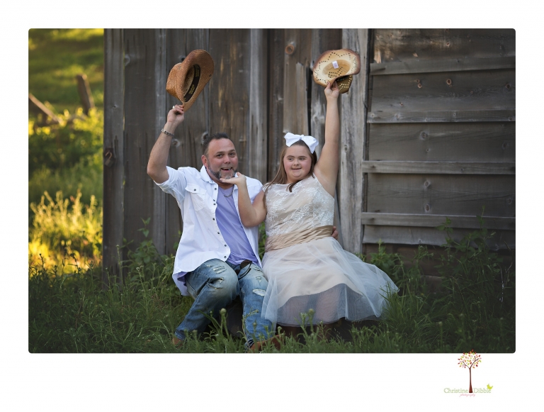 Sonora senior portrait photographer Christine Dibble Photography takes senior portraits of a girl in a lace dress with giant balloons on a velvet loveseat in a field.