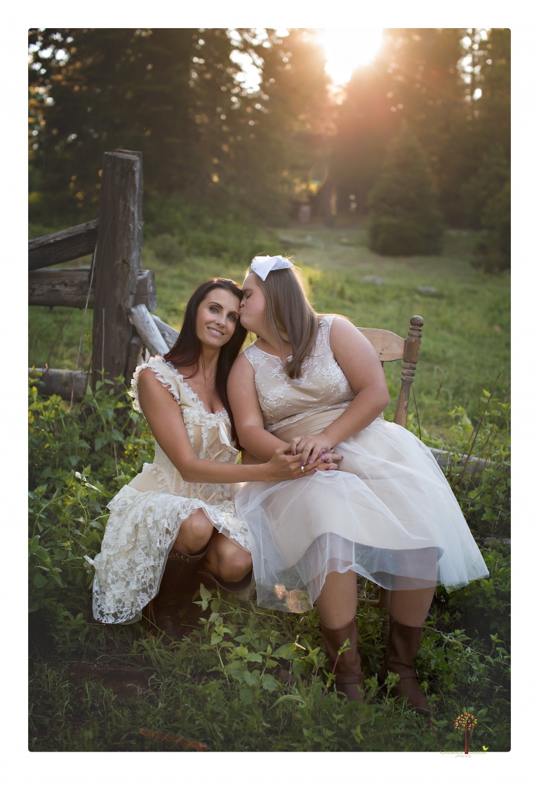 Sonora senior portrait photographer Christine Dibble Photography takes senior portraits of a girl in a lace dress with giant balloons on a velvet loveseat in a field.