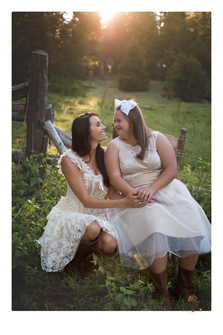 Sonora senior portrait photographer Christine Dibble Photography takes senior portraits of a girl in a lace dress with giant balloons on a velvet loveseat in a field.